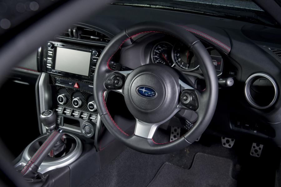 Интерьер Subaru BRZ 2016 года  (UK) (фото 15 из 40)